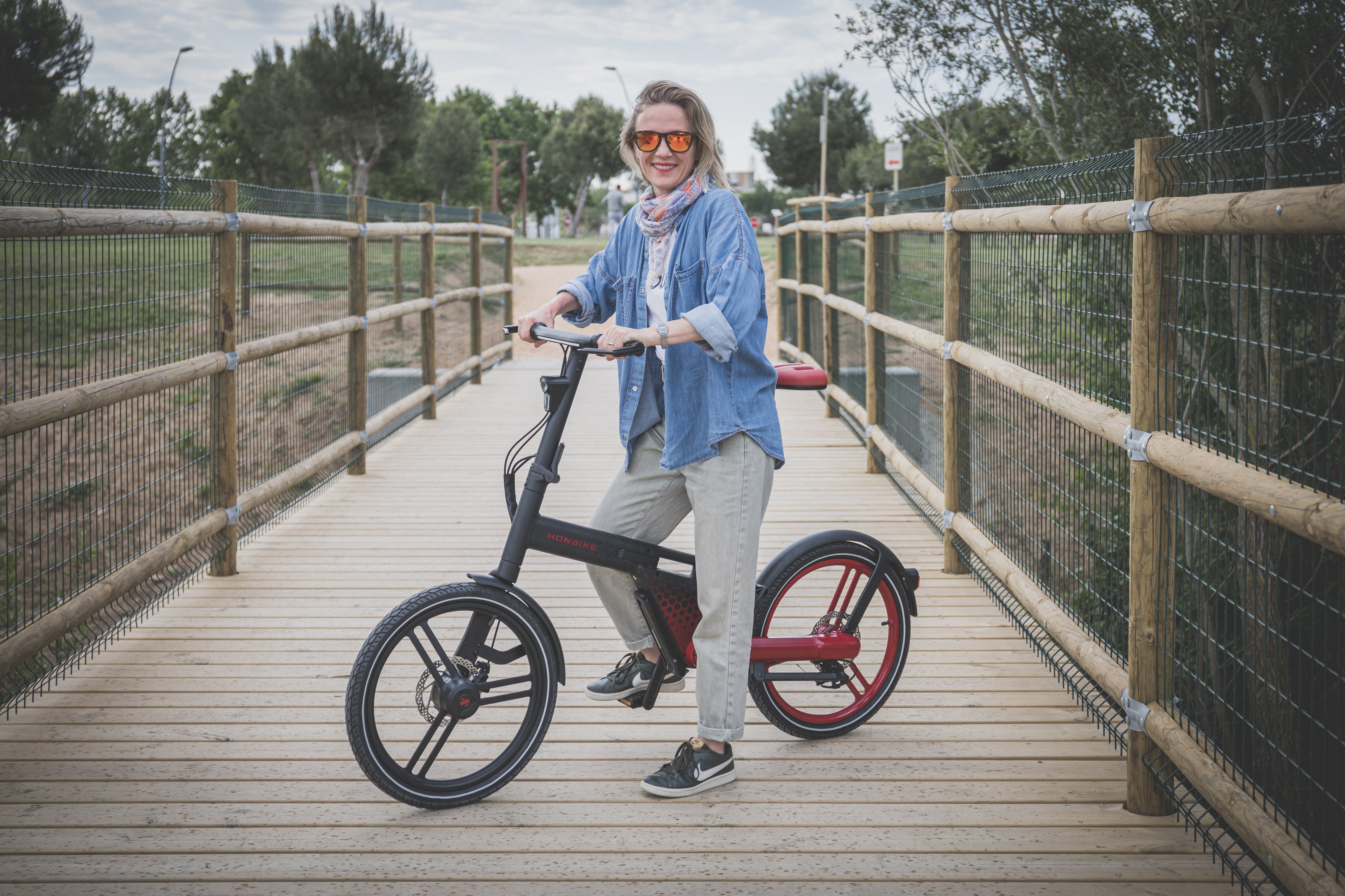 easy electric bicycle Jetson Bolt Pro Max Bike, Portable Electric Bike with Carry Handles, Folding Design, and Twist Throttle, Up to 15.5 Mph, 14-Inch Tires, Age 12+ : Sports & Outdoors Featuring a powerful 750W motor and retro cruiser styling Sixthreezero Hybrid Electric Bike With